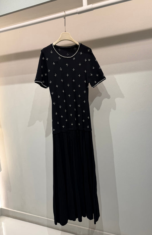 Black short-sleeve pearly dress